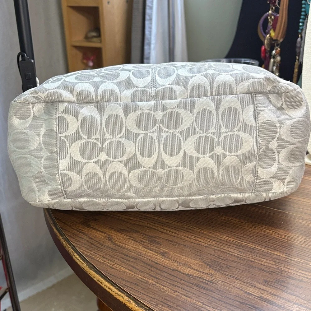 Coach Signature Tote Shoulder Bag in Silver and Cream - Picture 5 of 9